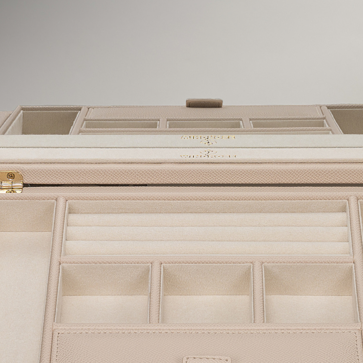 Charmbox luxora beige – Detailansicht Ringleisten und Fächer